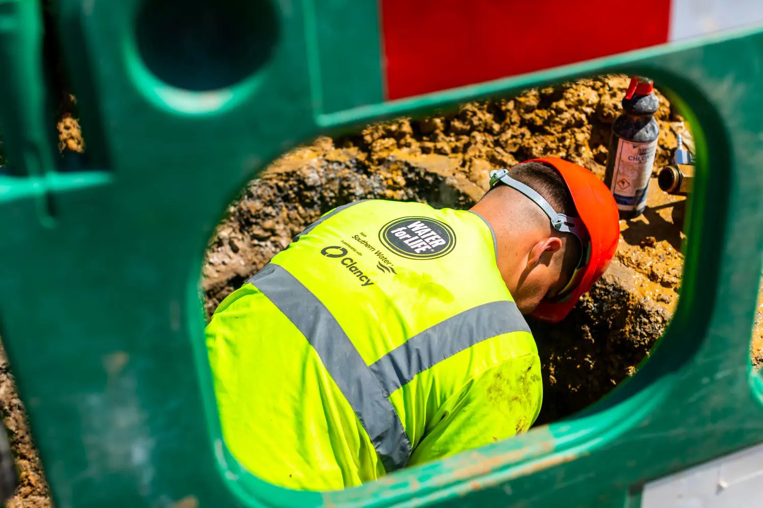 Southern Water and Clancy leakage team repairing a leak